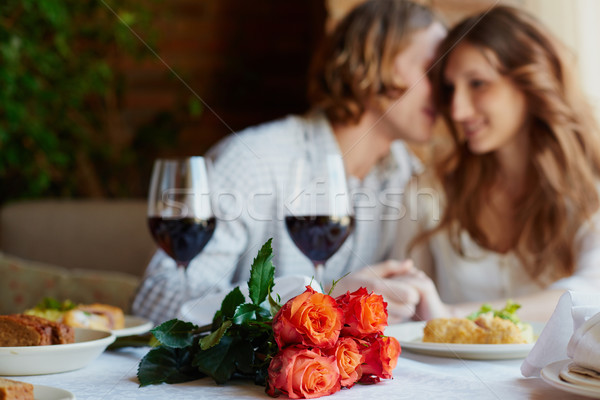 Buquê rosas monte rosas vermelhas servido tabela Foto stock © pressmaster