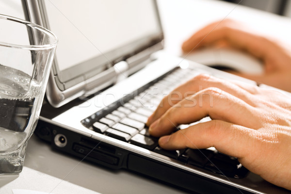 Datilografia carta masculino mãos teclado Foto stock © pressmaster