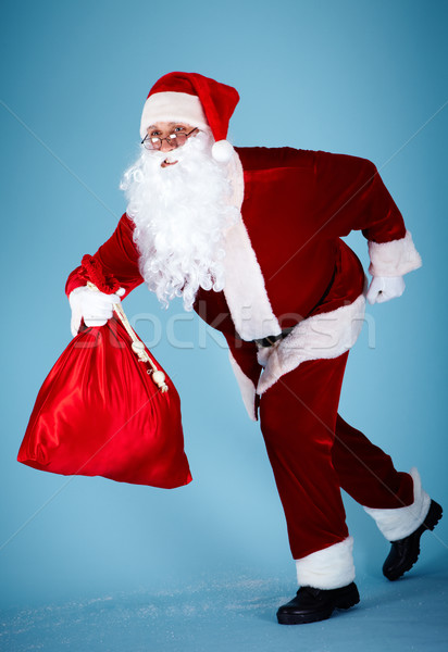 śpieszyć się christmas Fotografia szczęśliwy Święty mikołaj uruchomiony Zdjęcia stock © pressmaster