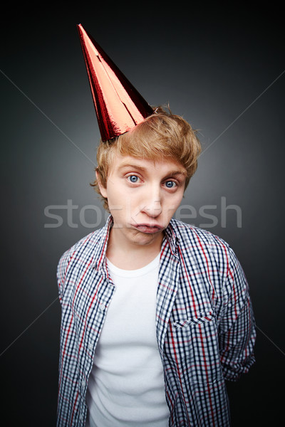 Niezadowolony facet smutne stożek cap gotowy Zdjęcia stock © pressmaster