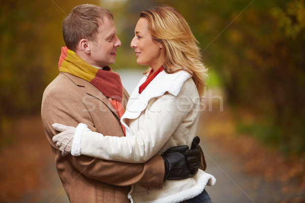 Amourösen Menschen glücklich jungen stehen von Angesicht zu Angesicht Stock foto © pressmaster