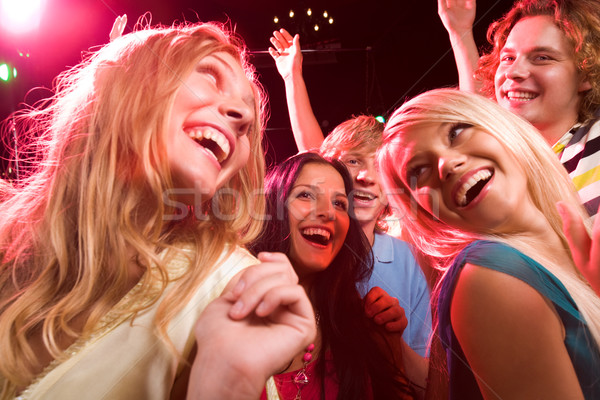 éjszakai klub néhány mosolyog táncosok szórakozás lány Stock fotó © pressmaster