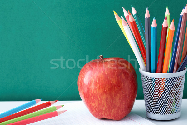 Grundschule Bild Buntstifte roten Apfel Tafel Schule Stock foto © pressmaster