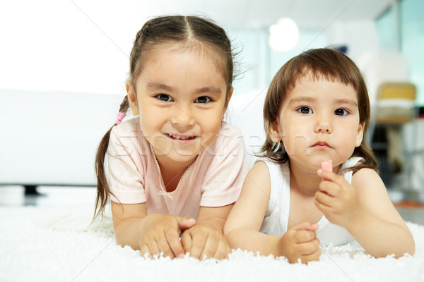 Geschwister Porträt Mädchen glücklich schauen Kamera lächelnd Stock foto © pressmaster