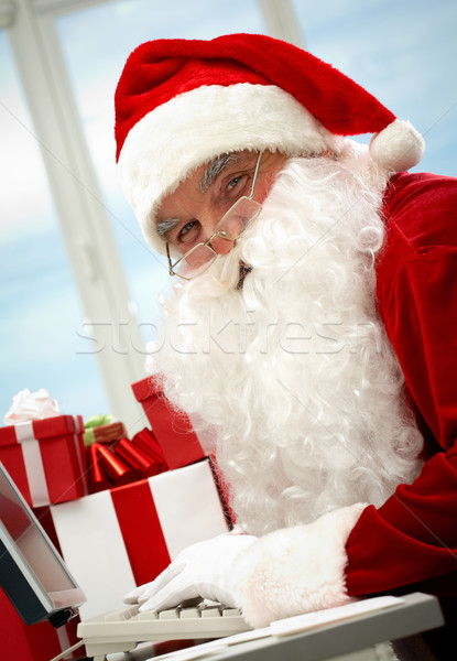 E-mail retrato papai noel datilografia olhando Foto stock © pressmaster