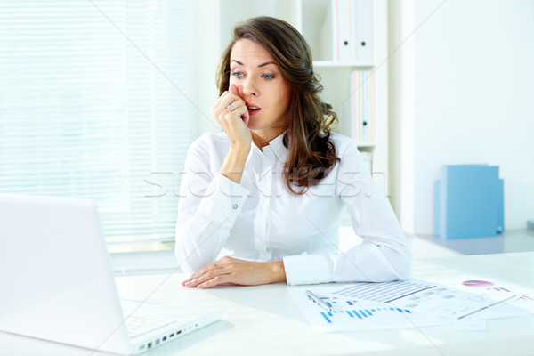 Stockfoto: Business · problemen · vrouwelijke · kantoormedewerker · naar · scherm