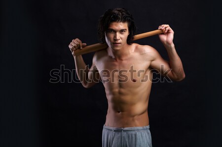 Profesional imagen sin camisa hombre bate mirando Foto stock © pressmaster