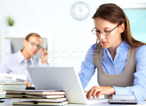 Titkárnő dolgozik portré csinos gépel iroda Stock fotó © pressmaster