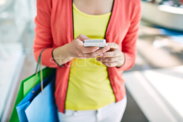 買い物客 携帯電話 女性 顧客 携帯電話 ショッピングバッグ ストックフォト © pressmaster