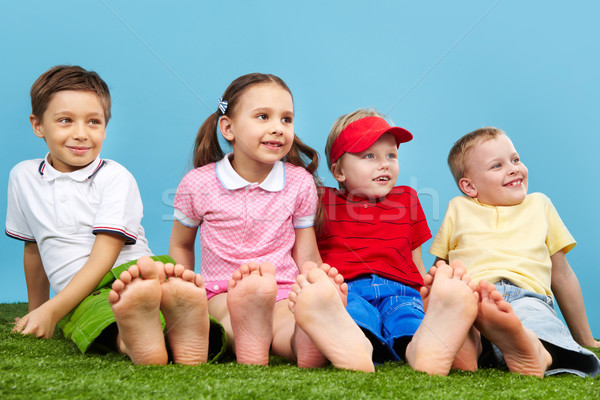 赤腳 草坪 快樂 孩子 坐在 草 商業照片 © pressmaster