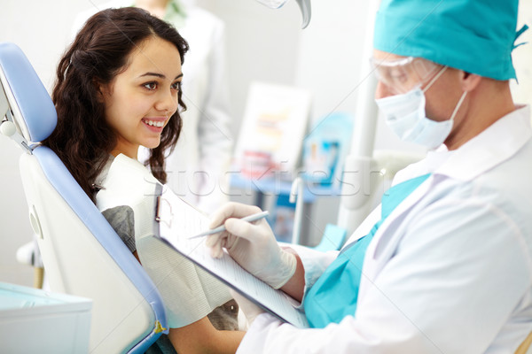 Dentar consultare tineri femeie pacient uita Imagine de stoc © pressmaster