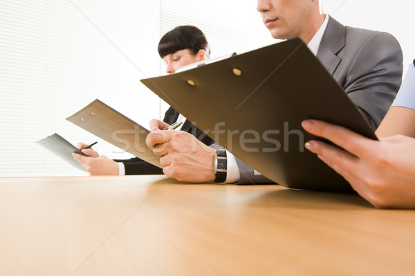 Illemszabály csetepaté emberi kezek tart papírok Stock fotó © pressmaster
