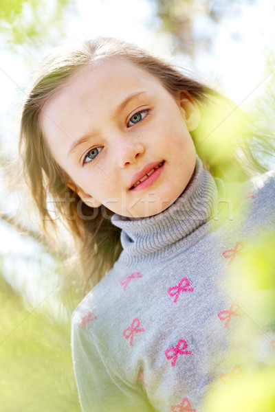 Serenidad retrato cute nina mirando cámara Foto stock © pressmaster