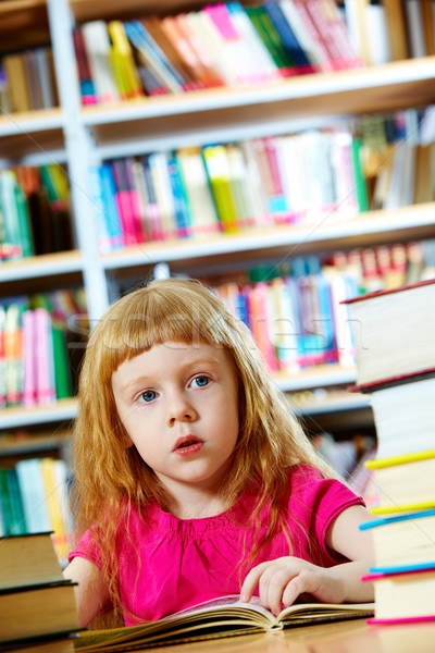 Cute lettore ritratto Smart ragazza lettura Foto d'archivio © pressmaster
