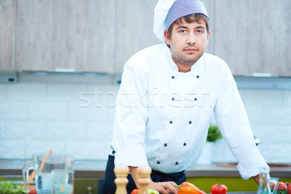 Retrato de un hombre chef. Él está mirando a la cámara con