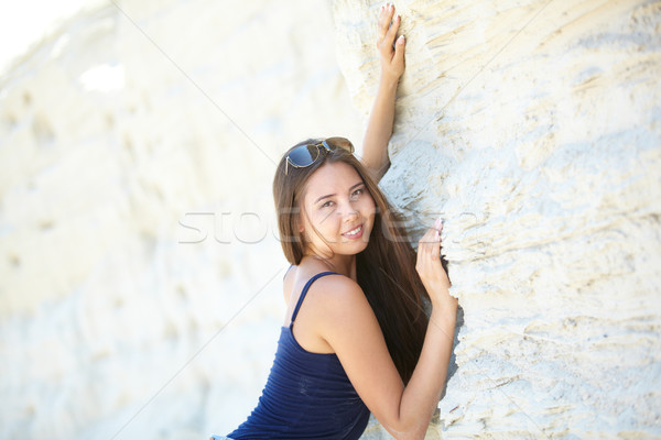 Młoda kobieta cute brunetka wapień ściany Zdjęcia stock © pressmaster