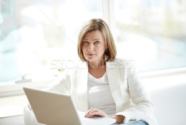 Stock foto: Erfahren · aussehen · Porträt · eleganten · Geschäftsfrau · Laptop