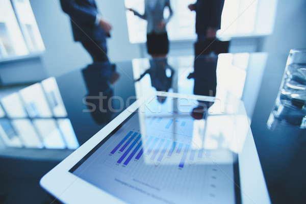 Documento touchpad primer plano negocios lugar de trabajo los trabajadores de oficina Foto stock © pressmaster