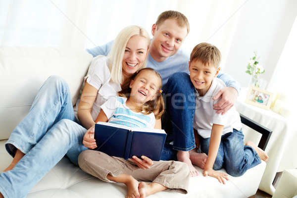 Fericire portret fericit de familie doua copii uita Imagine de stoc © pressmaster