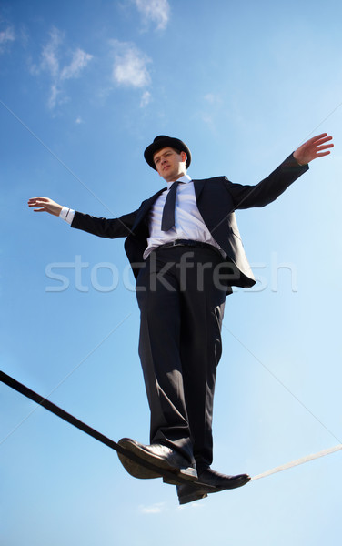 Równowaga Fotografia wykwalifikowany biznesmen spaceru w dół Zdjęcia stock © pressmaster