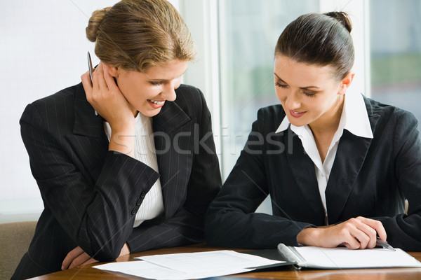 Interview jonge vrouw antwoorden vragen potentieel werkgever Stockfoto © pressmaster