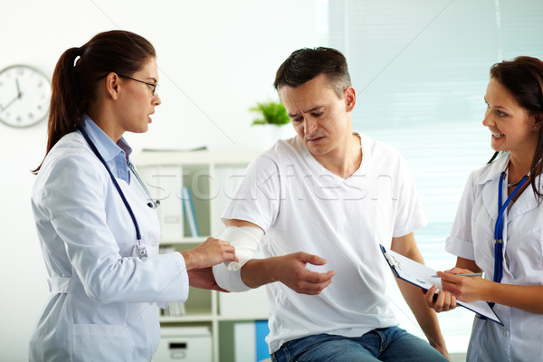 Foto stock: Tratamento · paciente · retrato · feminino · médico · primeiro · socorro