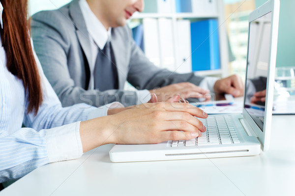 Zdjęcia stock: Za · pomocą · laptopa · kobieta · interesu · pracy · laptop · pracy