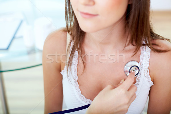 Examen medical pacient verifica batai de inima femeie Imagine de stoc © pressmaster