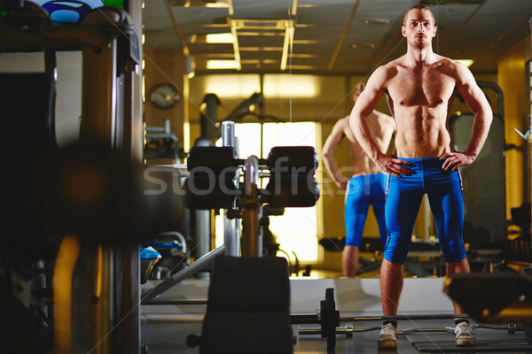 Topless om imagine în picioare sală de gimnastică sănătate Imagine de stoc © pressmaster