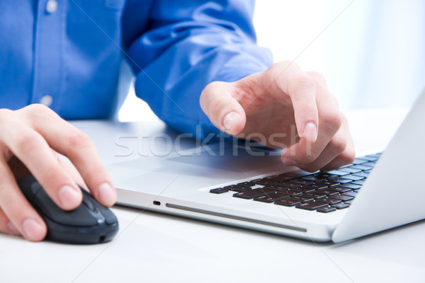 Wpisując mężczyzna ręce myszą czarny Zdjęcia stock © pressmaster