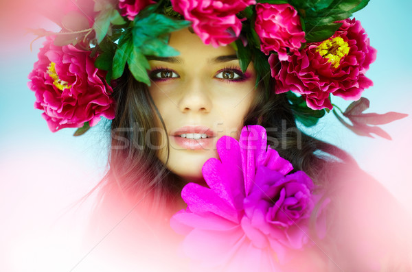 Tavasz idő gyönyörű nő fényes virágok néz Stock fotó © pressmaster