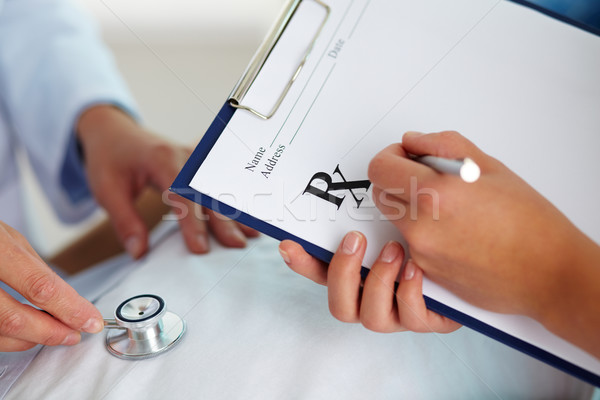 [[stock_photo]]: Ordonnance · main · Homme · médecin · stylo · écrit