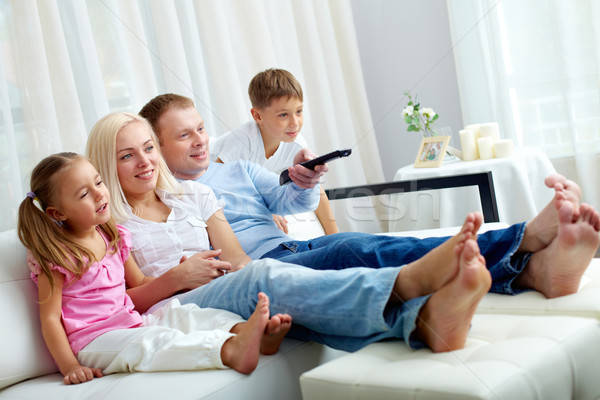 Oglądanie telewizji portret szczęśliwą rodzinę dwa dzieci posiedzenia Zdjęcia stock © pressmaster