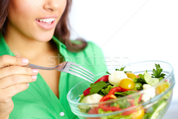 Foame destul de fată mananca legume proaspete Imagine de stoc © pressmaster