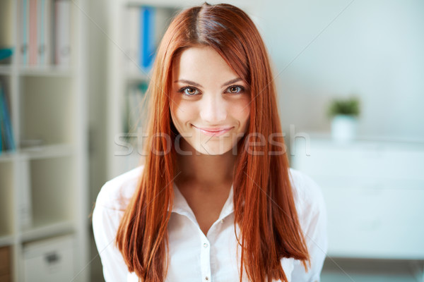 Menina menina feliz longo gengibre cabelo olhando Foto stock © pressmaster