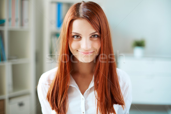 Foto stock: Nina · niña · feliz · largo · jengibre · pelo · mirando