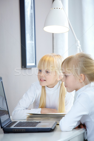 Huiswerk portret twee meisjes laptop familie Stockfoto © pressmaster