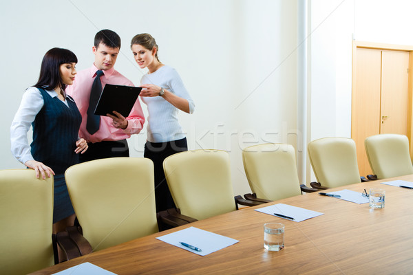 Discussão foto três parceiros de negócios em pé escritório Foto stock © pressmaster