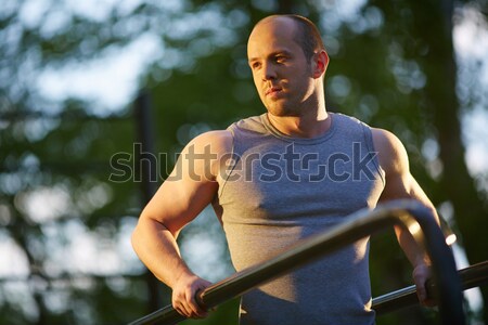 Képzés sport fiatalember felszerlés kívül férfi Stock fotó © pressmaster