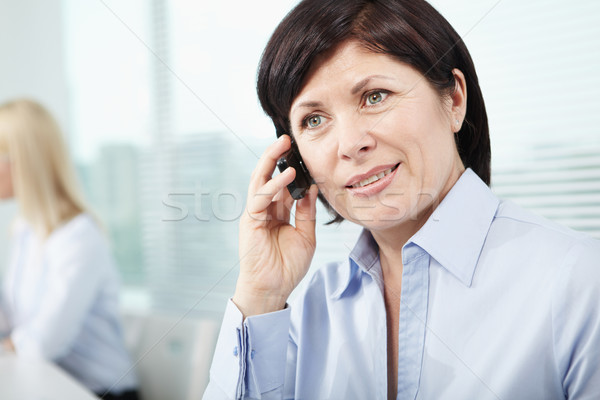 Llamando mujer maduro mujer de negocios teléfono celular Foto stock © pressmaster