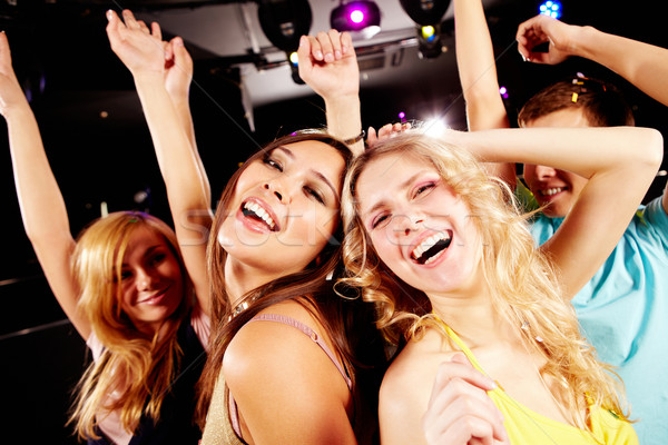 Taniec strony dwa radosny dziewcząt klub nocny Zdjęcia stock © pressmaster