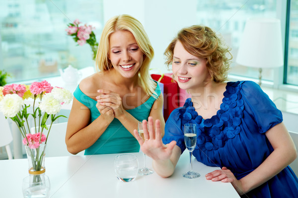 Nouvellement jeune femme alliance petite amie café [[stock_photo]] © pressmaster
