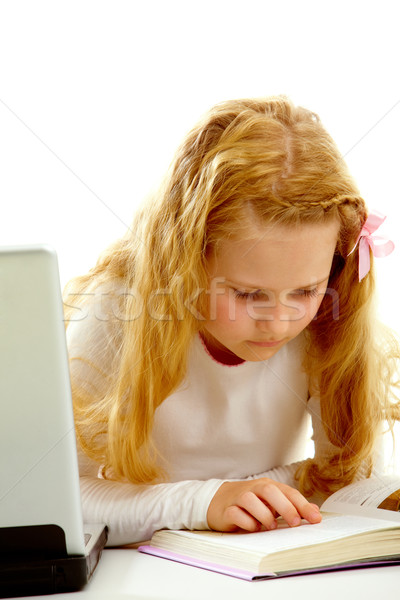 Lesung Buch Porträt cute Mädchen interessant Stock foto © pressmaster