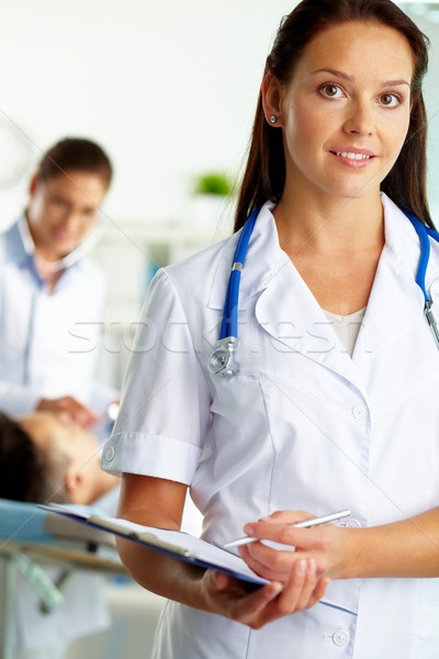 [[stock_photo]]: Assistant · portrait · Homme · médecin · regarder · caméra