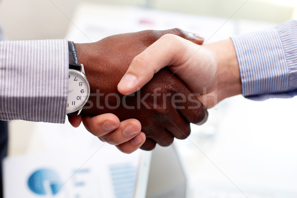Közelkép üzletemberek kézfogás kaukázusi barátok kézfogás Stock fotó © pressmaster