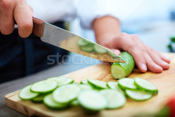 Stok fotoğraf: Salatalık · salata · görüntü · erkek · el · bıçak