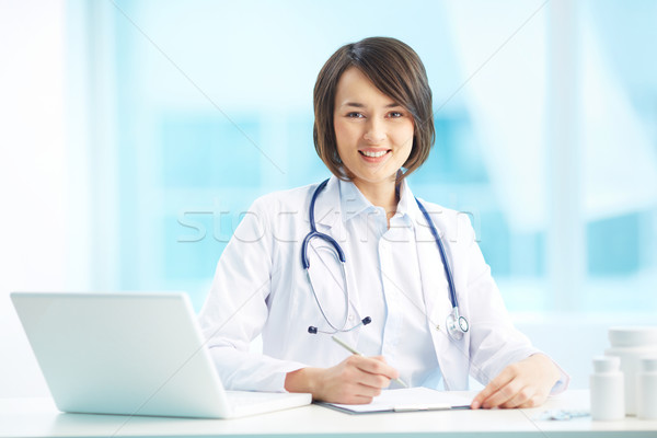 Lekarz pracy portret uśmiechnięty pracy biuro Zdjęcia stock © pressmaster