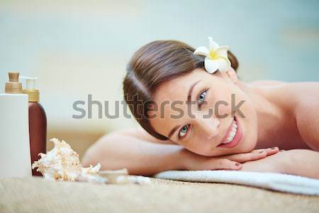 Placer retrato alegre mujer mirando Foto stock © pressmaster
