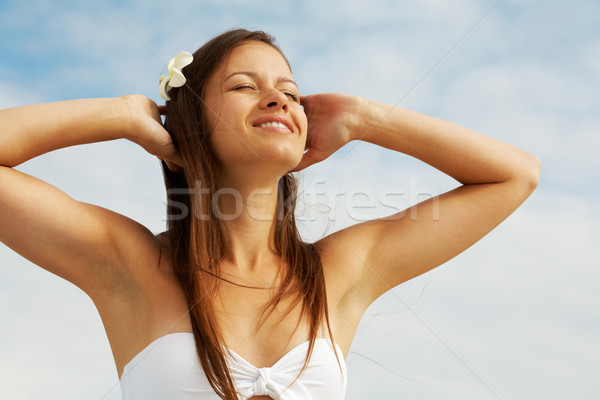 Plezier afbeelding vrouwelijke witte bikini bewolkt Stockfoto © pressmaster