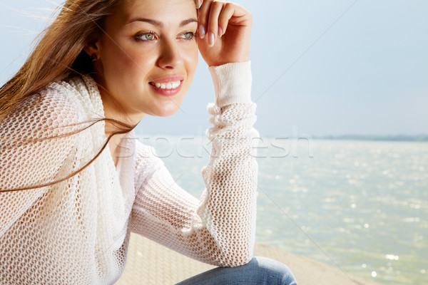 Nyár vízpart kép derűs lány élvezi Stock fotó © pressmaster